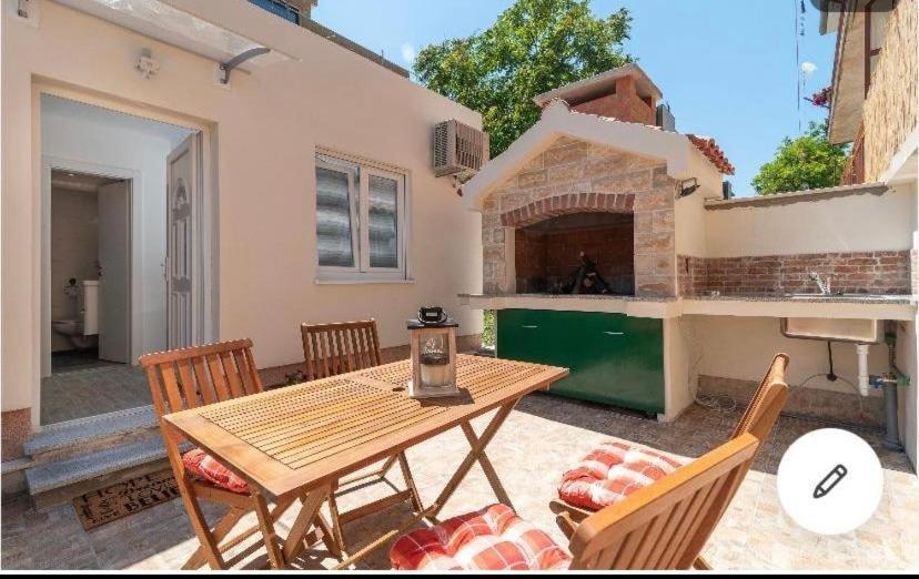 Small Private House With A Terrace In Trogir Apartment Exterior photo